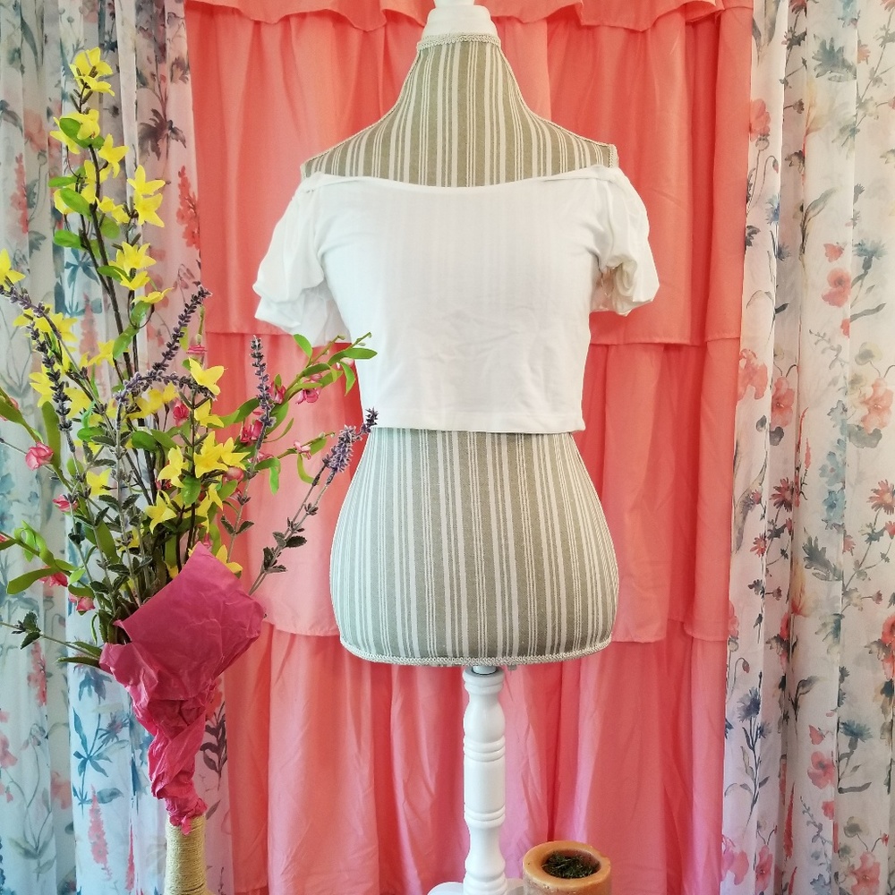 🌻NWT TOPSHOP SHOULDER CROP TOP WITH PUFF SLEEVES!